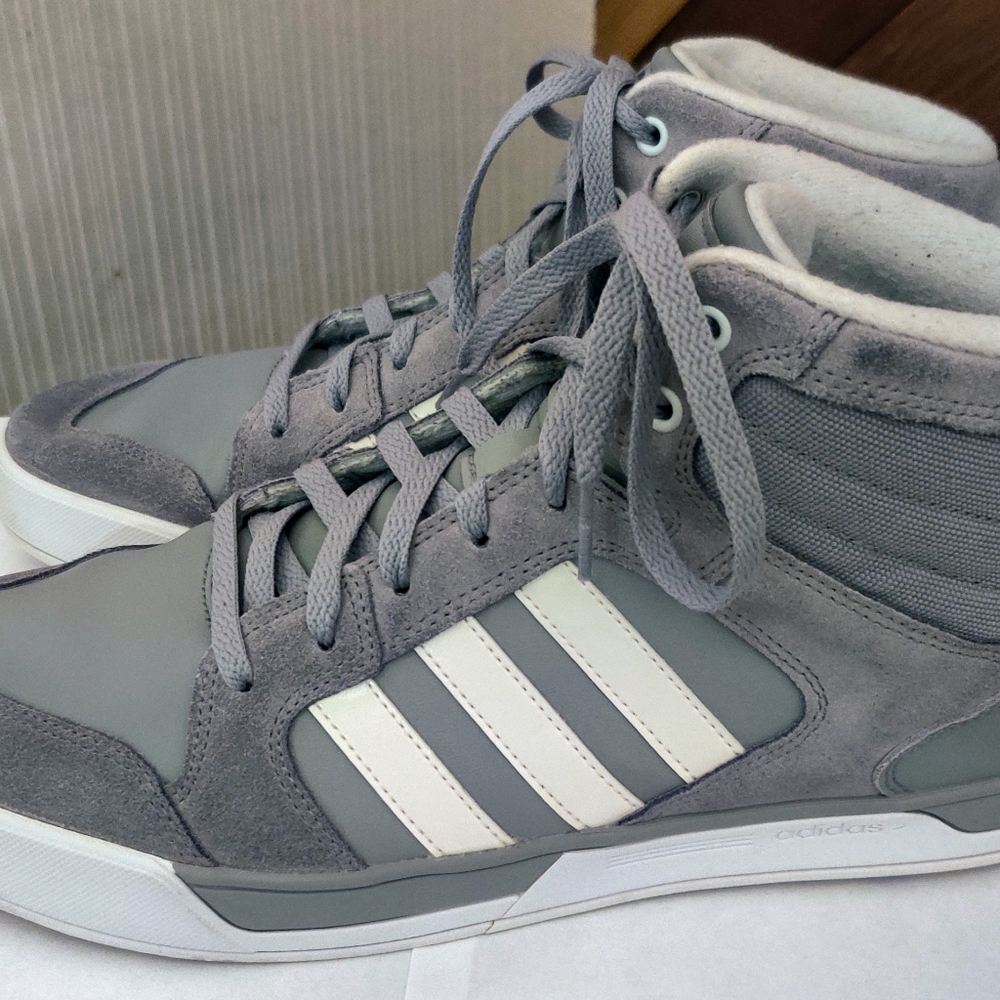 MEN'S ADIDAS SIZE 10 AND A HALF GRAY AND WHITE NEO